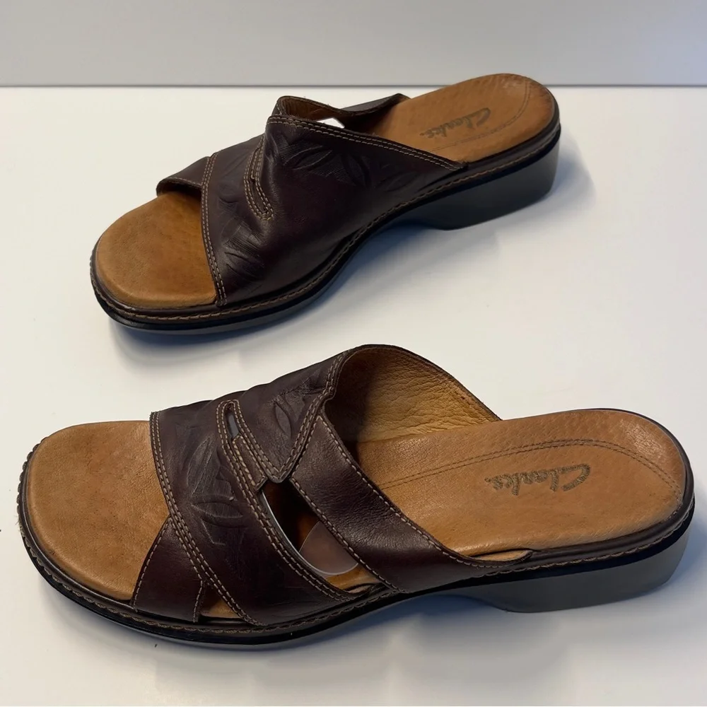 CLARKS Women’s 7M Brown Slip On Open Toe Sandal